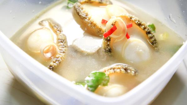 醒胃宴客前菜 - 冬蔭公湯浸鮑魚