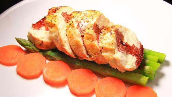 雞肉慕絲釀雞胸配砵酒汁 Chicken Breast Stuffed with Chicken Mousse