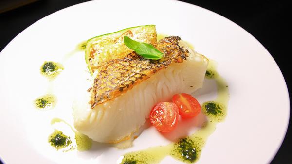 煎海鱸魚配羅勒油及蔬菜翠肉瓜盒