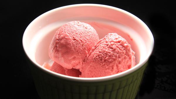 5分鐘完成的雜莓 Frozen Yogurt (士多啤梨+紅莓) - 完全天然甜味