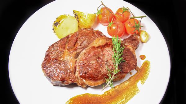 煎牛扒配雪利酒汁 Pan-Seared Steaks with Sherry Wine Sauce