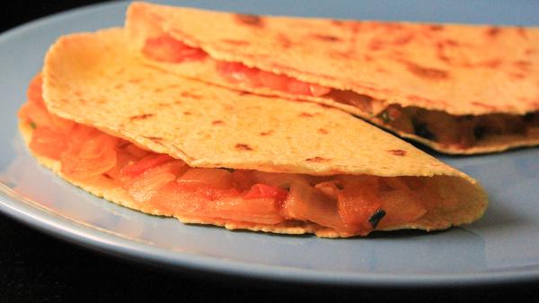 墨西哥辣醬素菜餡餅 Chipotle Quesadillas with Tomatoes and Cheese