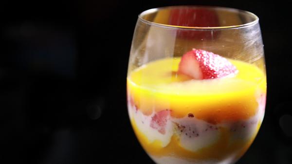 多重滋味多重視覺享受!芒果乳酪甜品配士多啤梨 Greek Yogurt with Mango Puree and Strawberry