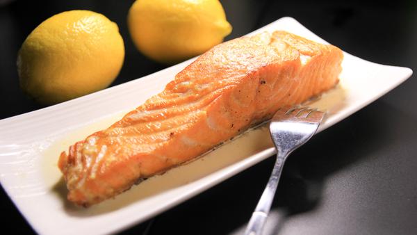 煎三文魚配忌廉檸檬汁 Pan-fried Salmon with Creamy Lemon Sauce