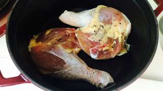 平放雞腿在鑄鐵鍋中