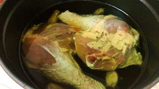 倒入橄欖油直至蓋過雞腿