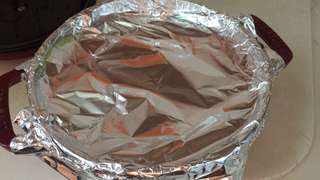 錫紙蓋著鑄鐵鍋