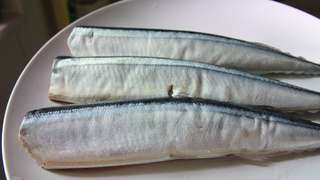 去除秋刀魚內臟