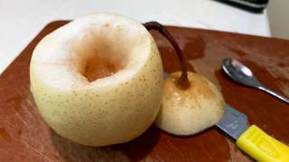 切開雪梨頂部，用小鐵匙挖走果核
