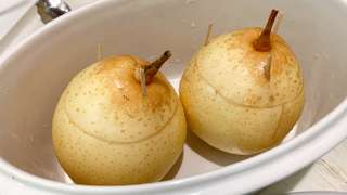 把雪梨放入燉盅