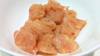 加入鹽、黑胡椒粉及乾百里香拌勻