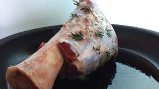 煎香插滿迷迭香的牛腿